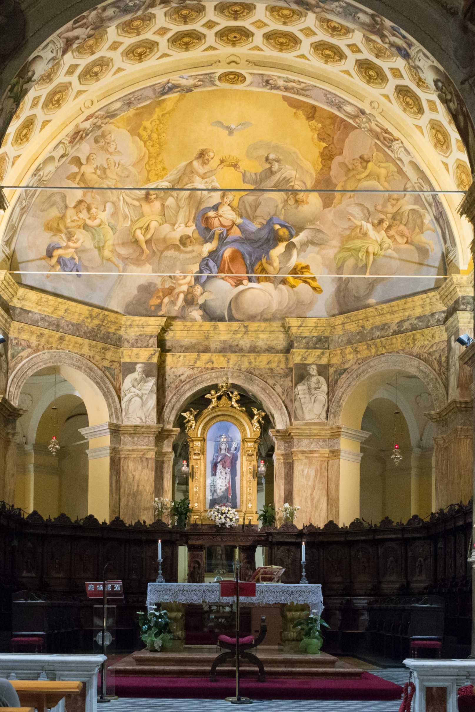 foto: https://upload.wikimedia.org/wikipedia/commons/1/1d/Altare_Basilica.jpg