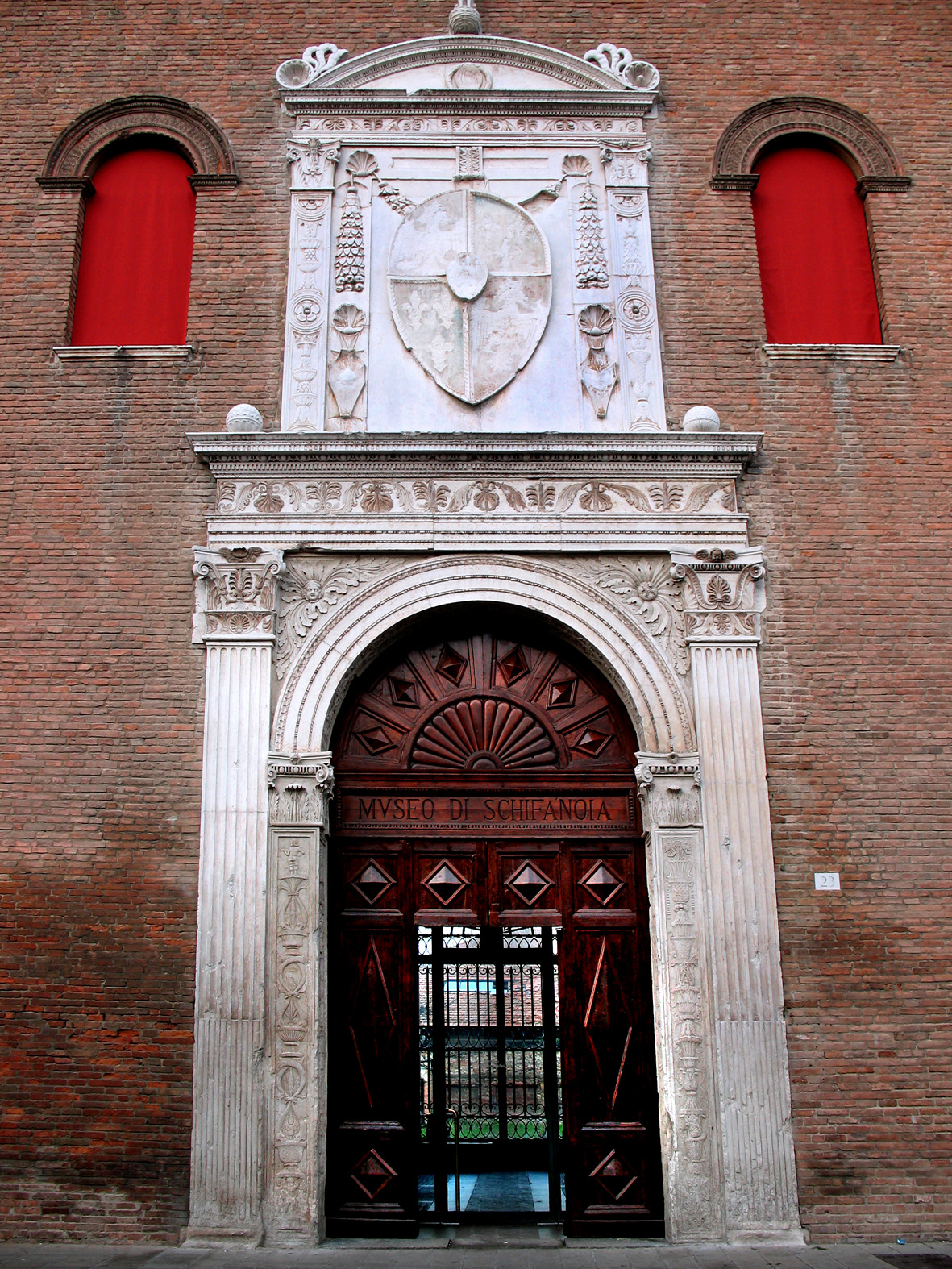 foto: https://upload.wikimedia.org/wikipedia/commons/0/03/Palazzo_Schifanoia4.jpg