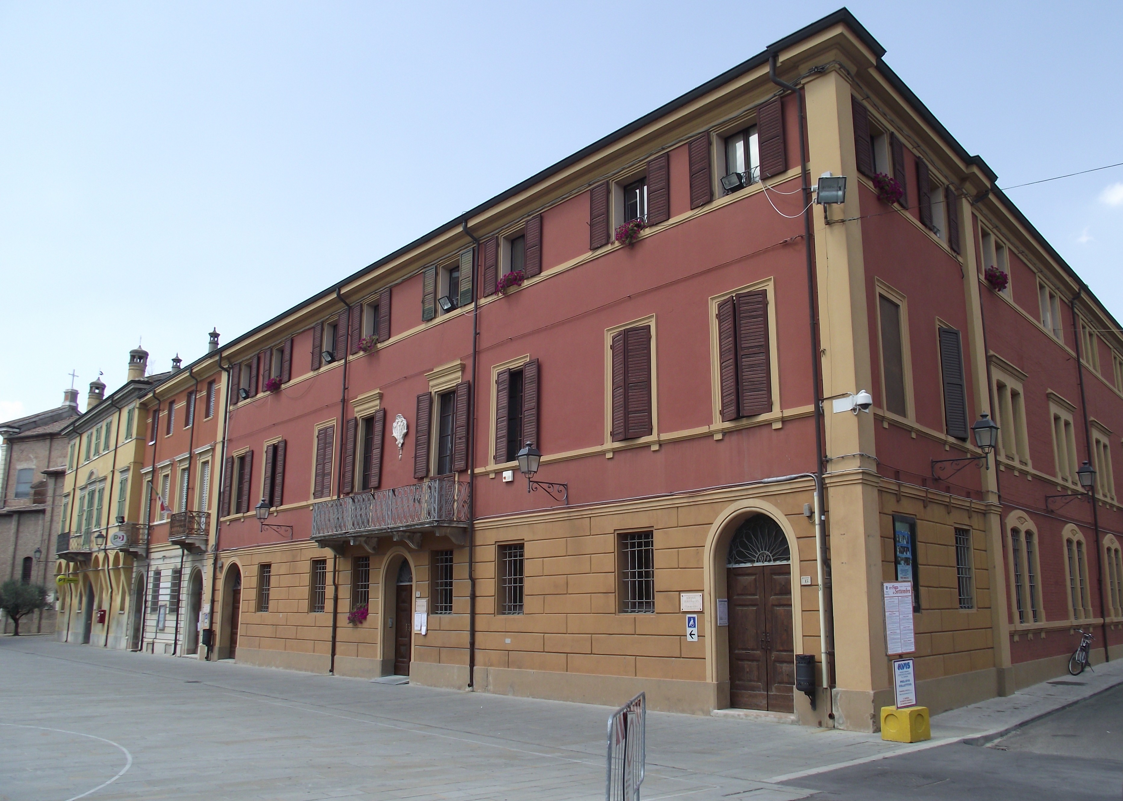 foto: https://upload.wikimedia.org/wikipedia/commons/4/43/Palazzo_Comunale_di_San_Felice_sul_Panaro_%28MO%29.JPG