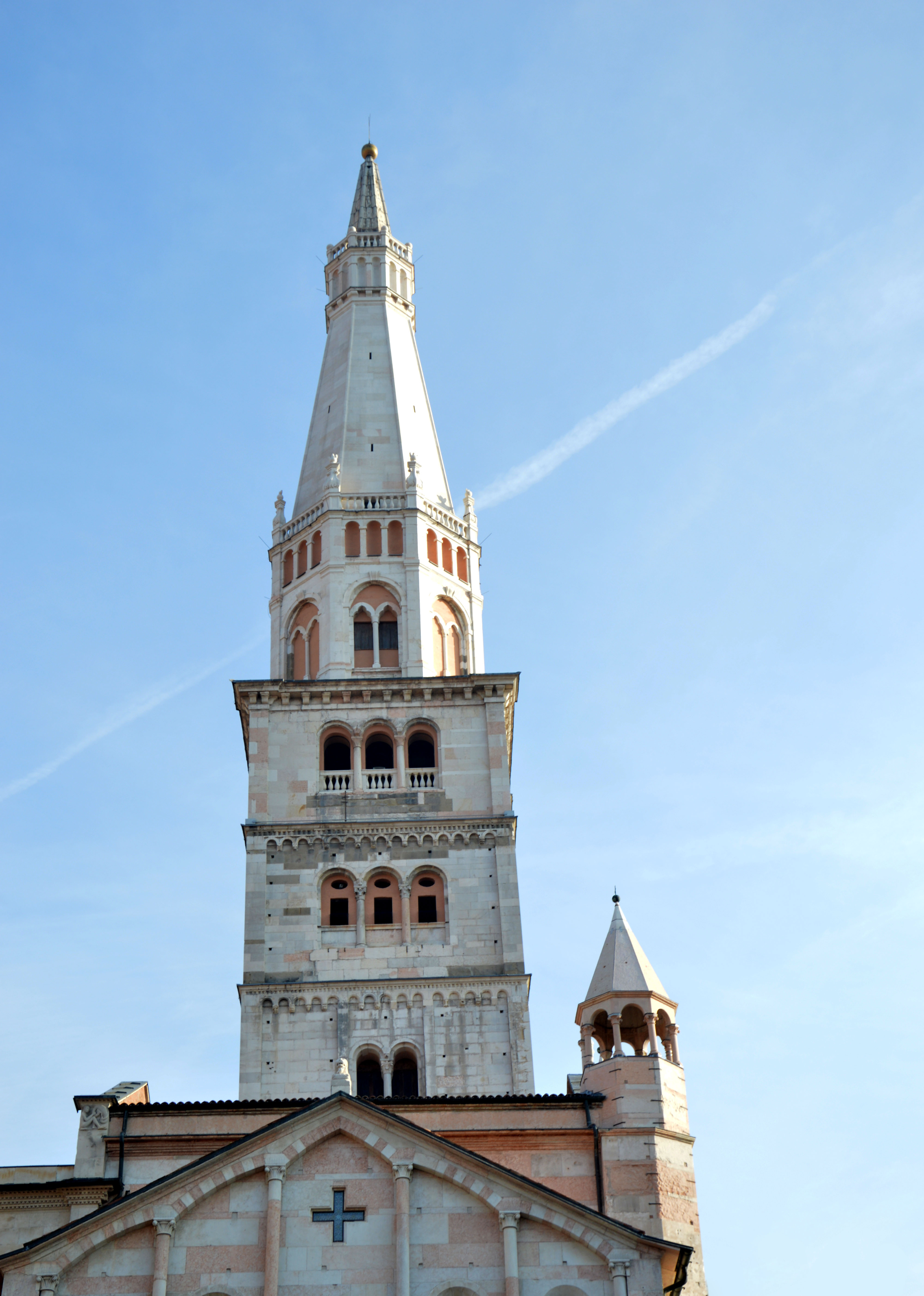 foto: https://upload.wikimedia.org/wikipedia/commons/2/2e/Ghirlandina%2C_torre_campanaria_del_Duomo_di_Modena.jpg
