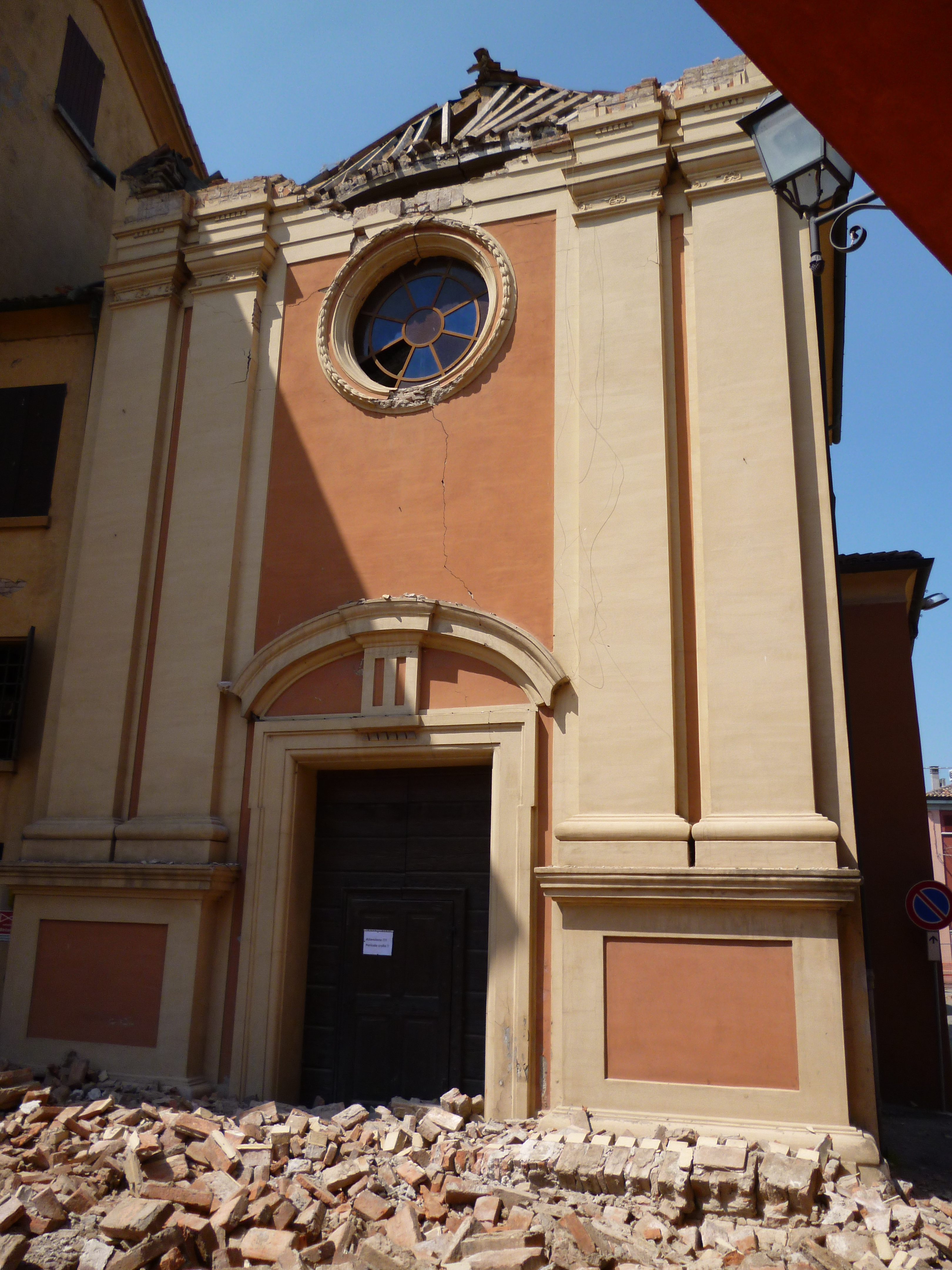 photo: https://upload.wikimedia.org/wikipedia/commons/7/72/Facciata_centrale_danno_terremoto_29-05-2012%2C_Oratorio_di_Santa_Croce_-_San_Felice_sul_Panaro.JPG