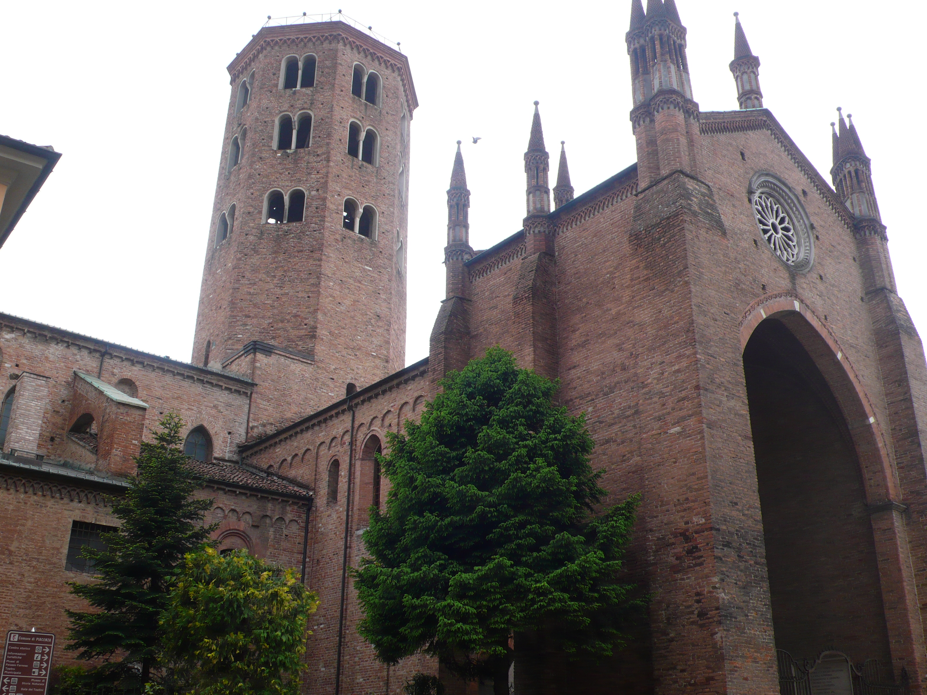 foto: https://upload.wikimedia.org/wikipedia/commons/5/51/Basilica_di_Sant%27Antonino_-_Piacenza.jpg