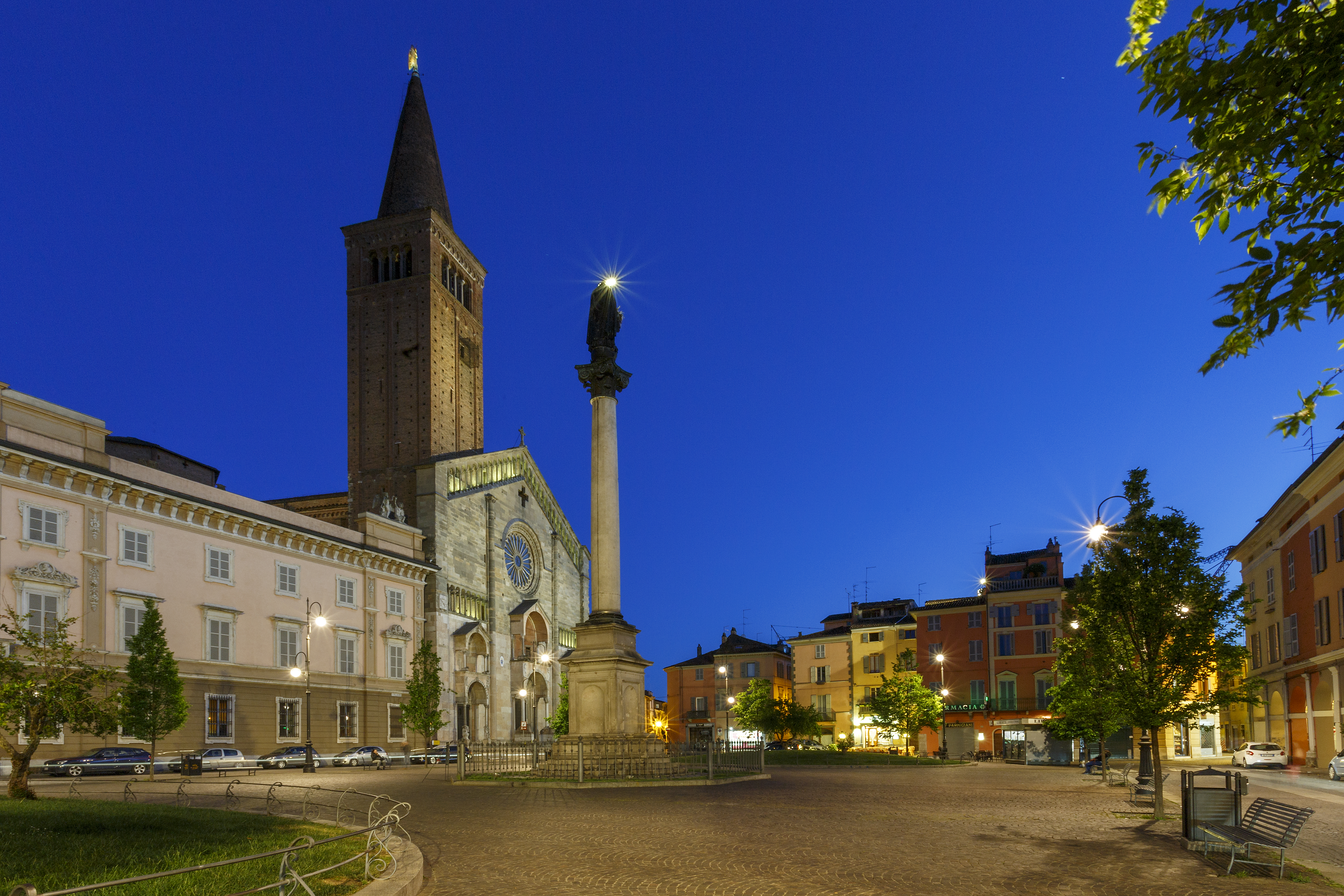 foto: https://upload.wikimedia.org/wikipedia/commons/a/a9/Piazza_Duomo_14.jpg