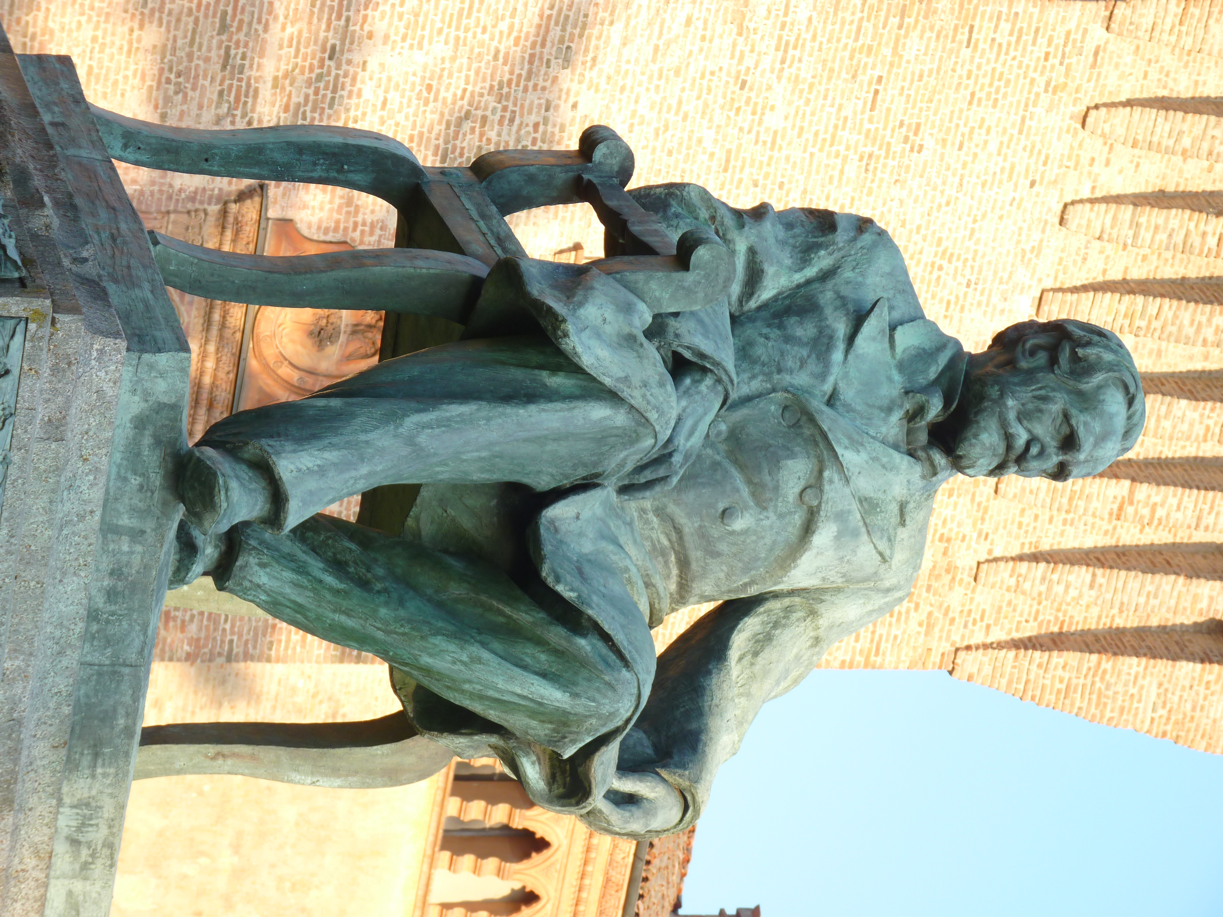photo: https://upload.wikimedia.org/wikipedia/commons/6/6d/Monumento_Giuseppe_Verdi_-_Busseto.JPG