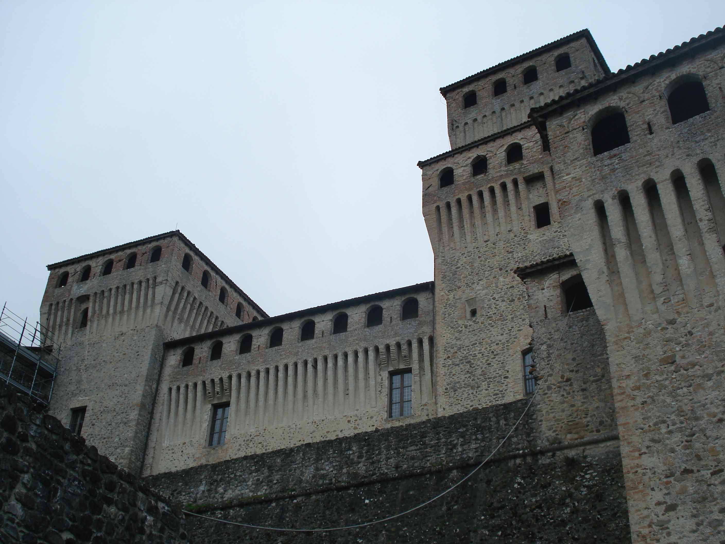 foto: https://upload.wikimedia.org/wikipedia/commons/4/49/Castello_di_Torrechiara_01.JPG