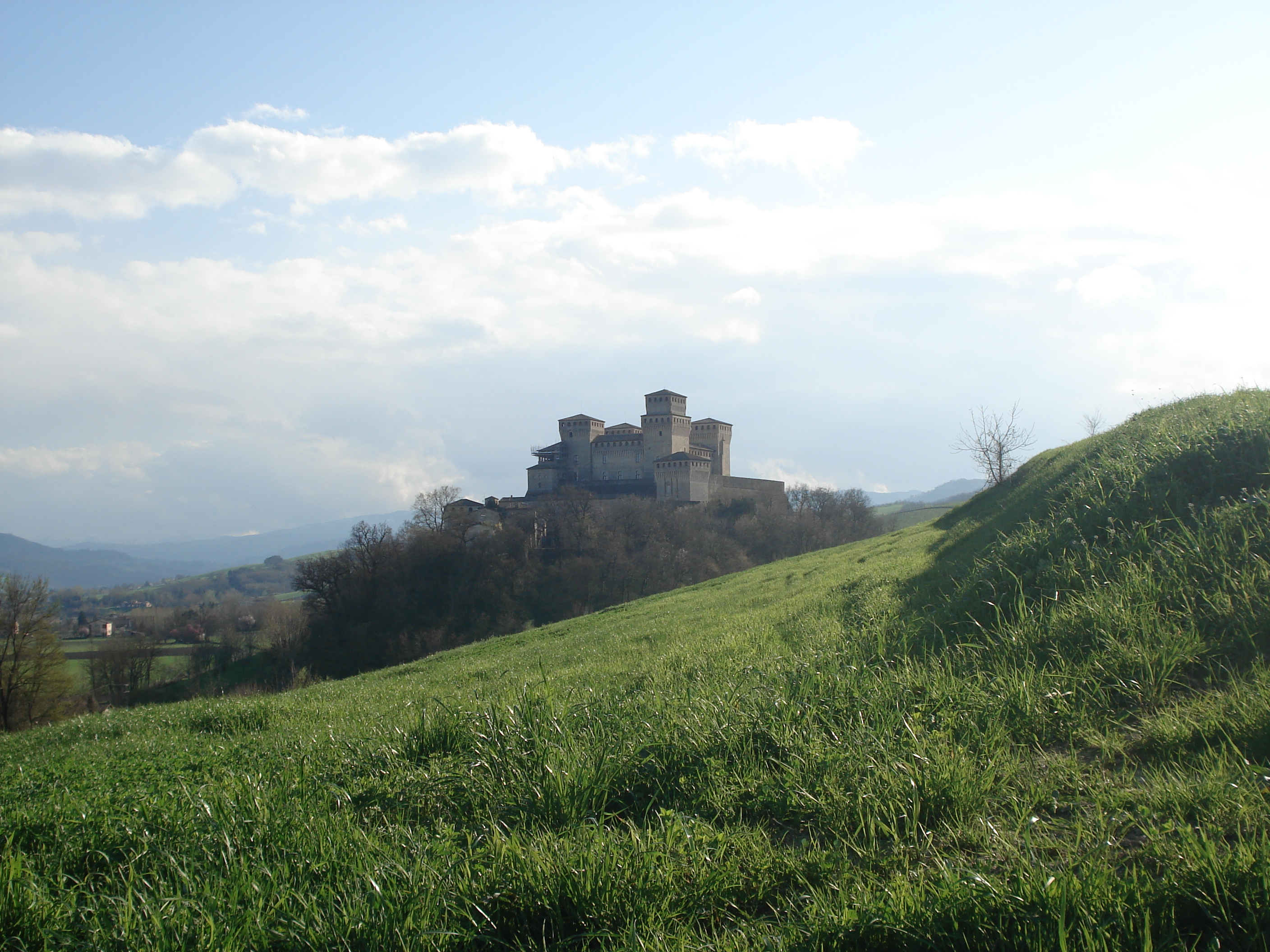 foto: https://upload.wikimedia.org/wikipedia/commons/c/c2/Castello_di_Torrechiara_07.JPG