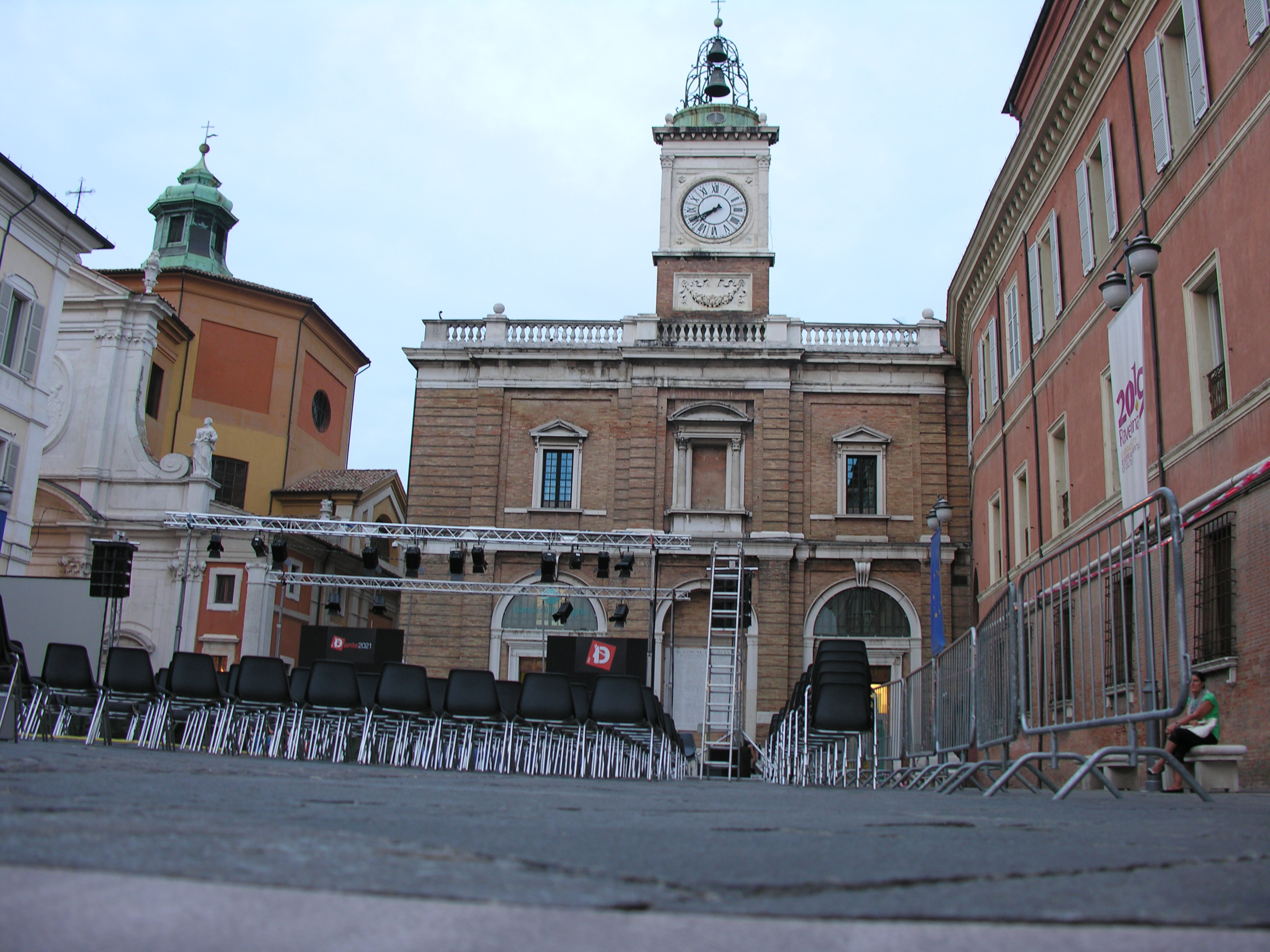 photo: https://upload.wikimedia.org/wikipedia/commons/2/28/Orologio_piazza_del_popolo.JPG