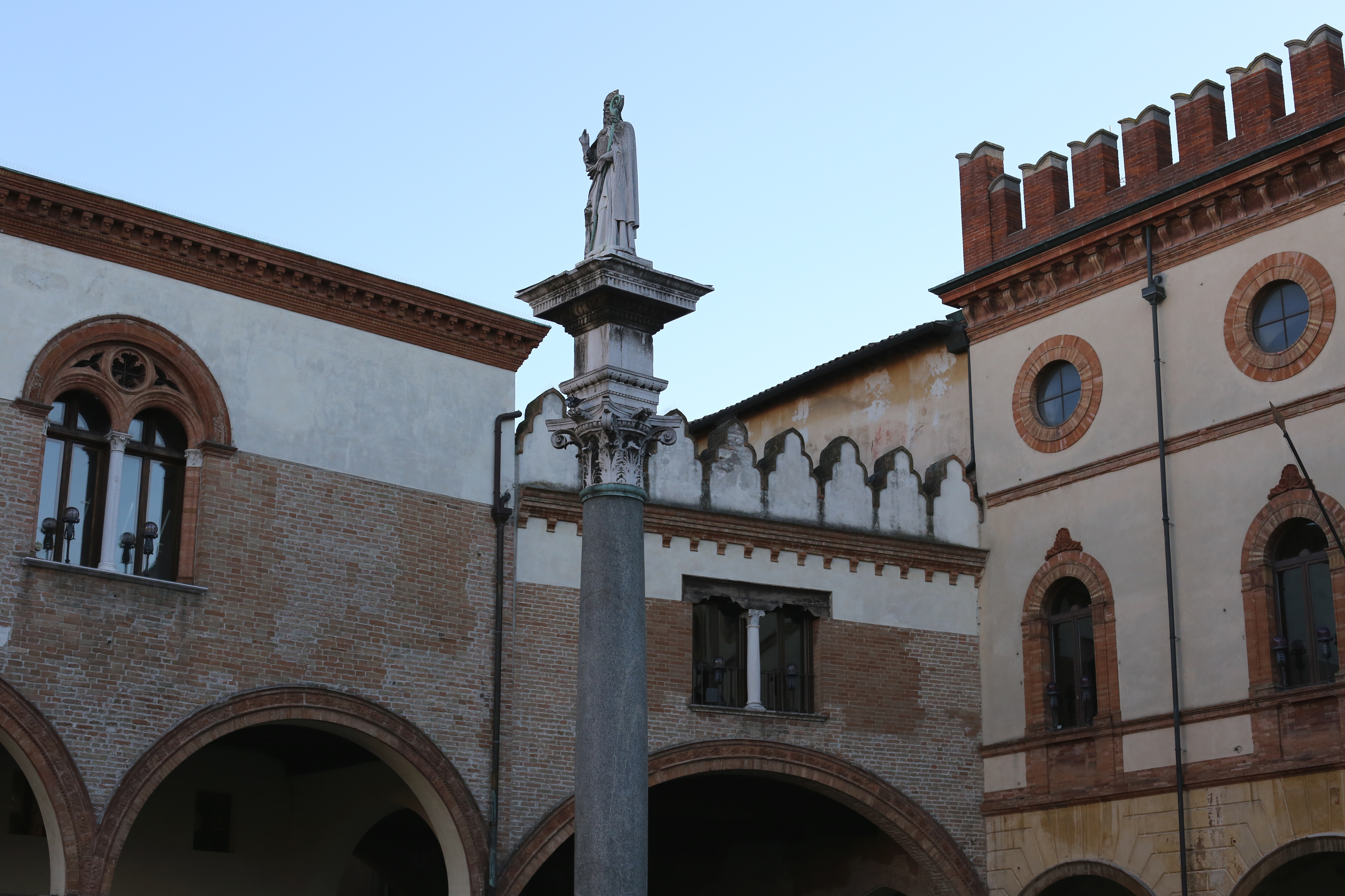 foto: https://upload.wikimedia.org/wikipedia/commons/5/5d/Ravenna%2C_Piazza_del_Popolo.jpg