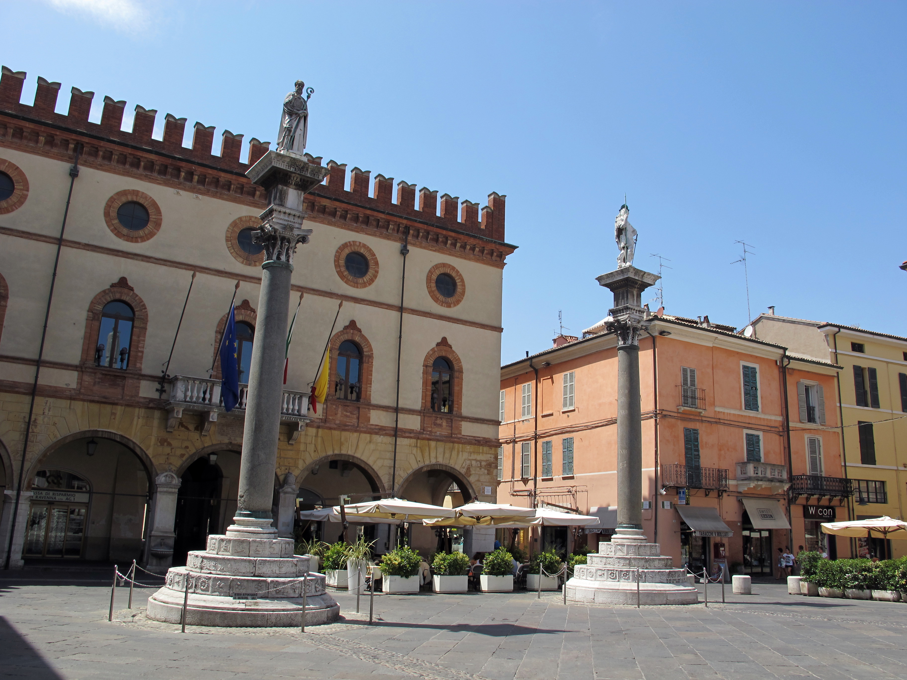 foto: https://upload.wikimedia.org/wikipedia/commons/7/70/Ravenna%2C_piazza_del_popolo%2C_colonne_di_pietro_lombardo%2C_1483%2C_00.JPG