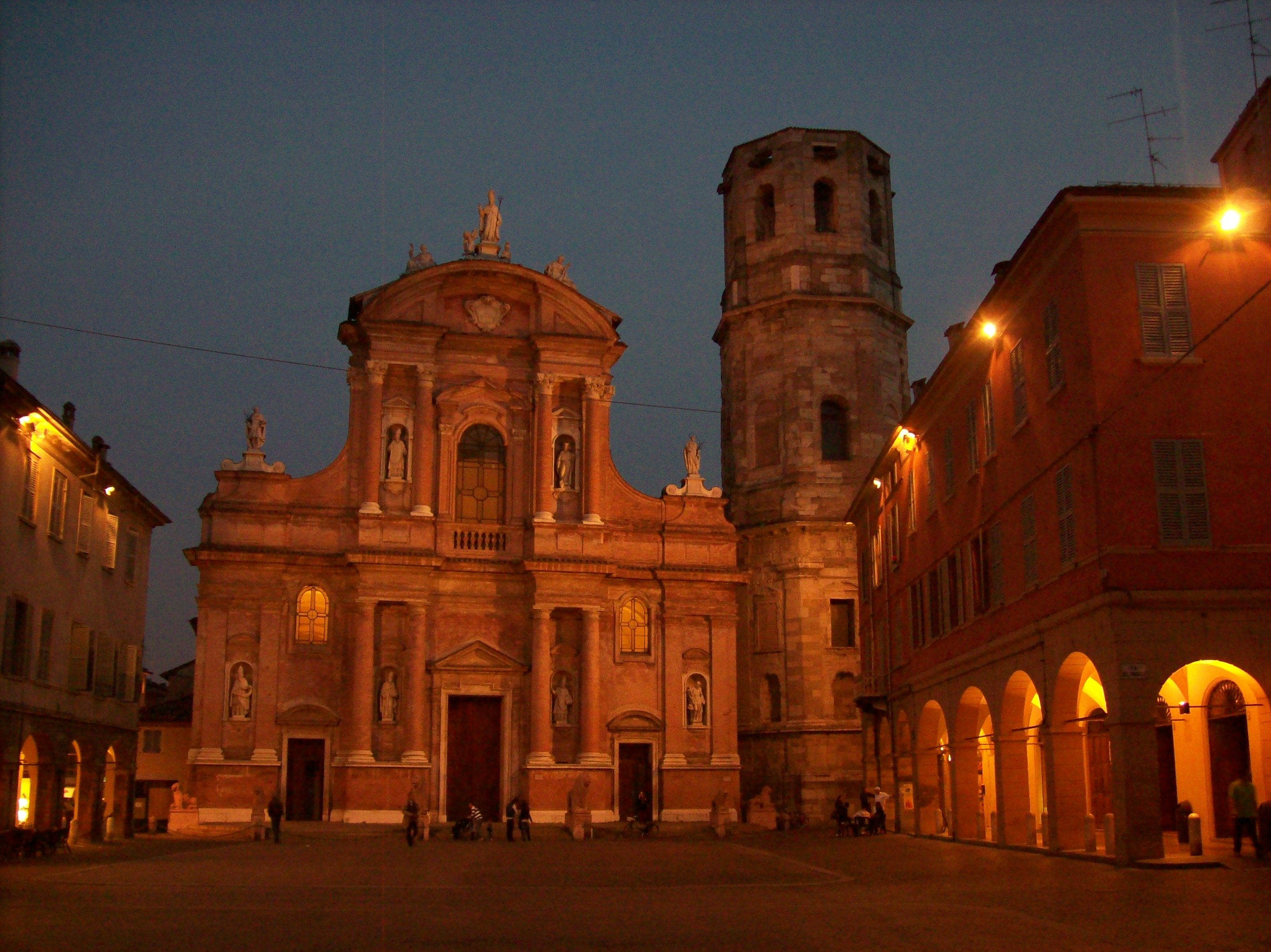 photo: https://upload.wikimedia.org/wikipedia/commons/b/b8/Piazza_San_Prospero_2_ReggioEmilia.JPG