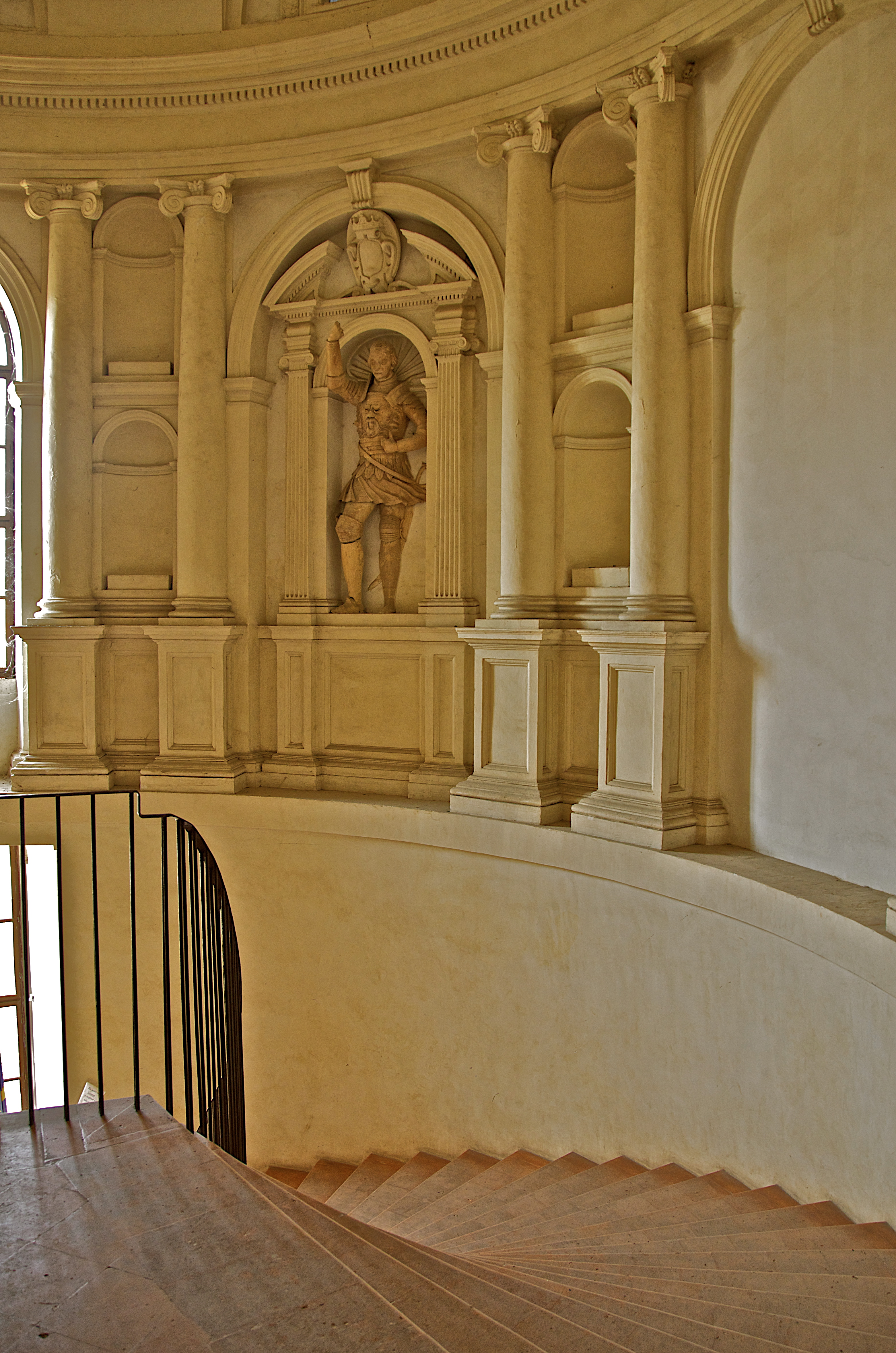 foto: https://upload.wikimedia.org/wikipedia/commons/3/31/Statue_sullo_scalone.jpg